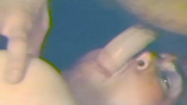 Мужчина трахает двух женщин после минета в ретро порно ролике