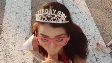 Королева красоты сняла чувака на дороге и оседлала член после минета